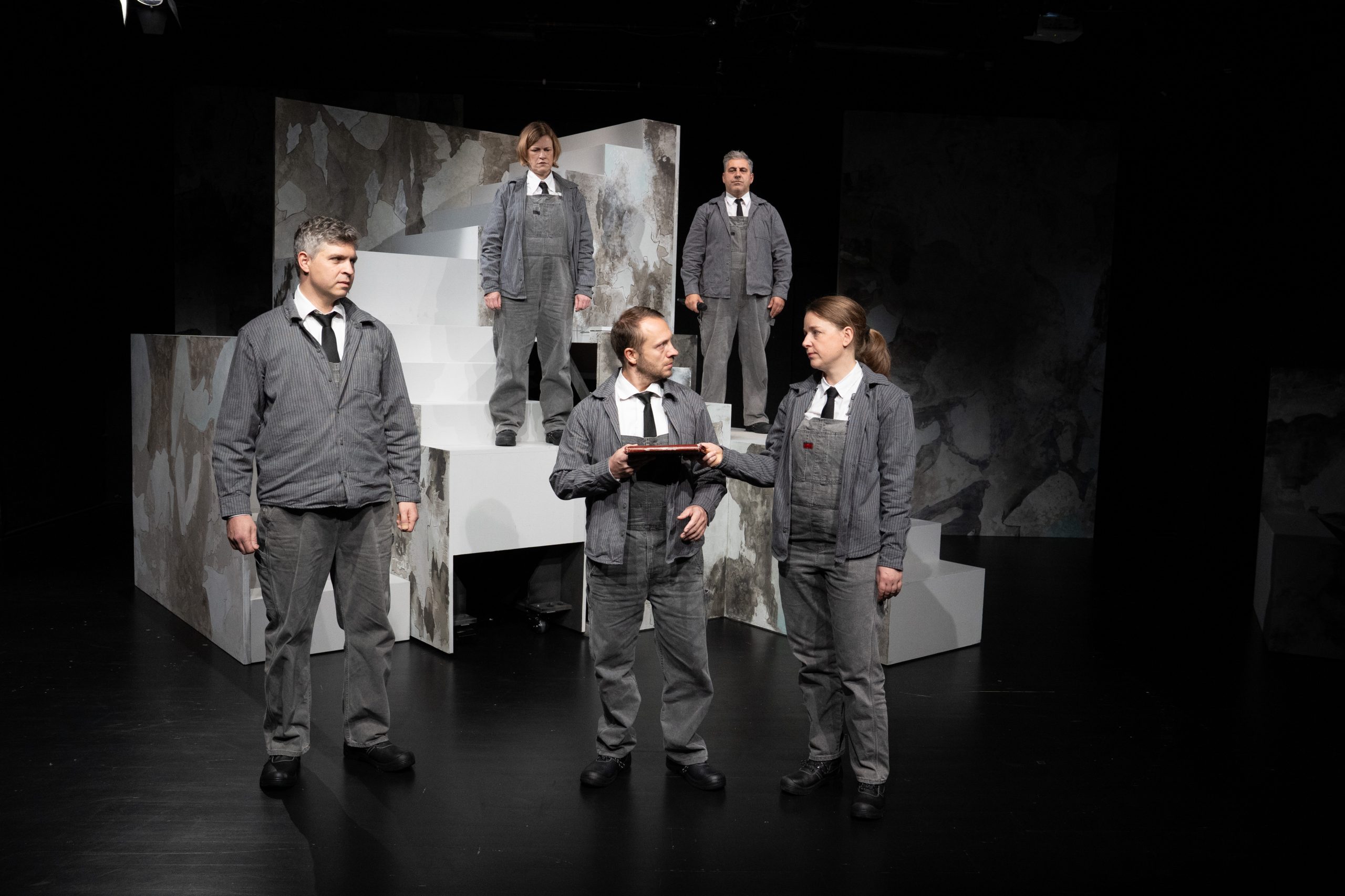 Eine Person übergibt einer anderen ein Buch