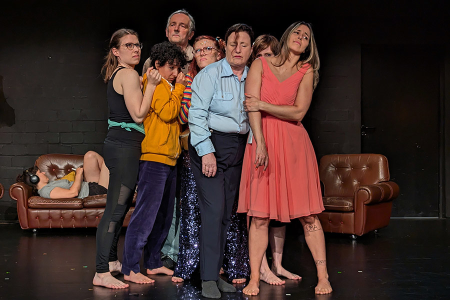 Eine Gruppe von Personen drängt sich eng aneinander, einige fühlen sich offensichtlich unwohl dabei