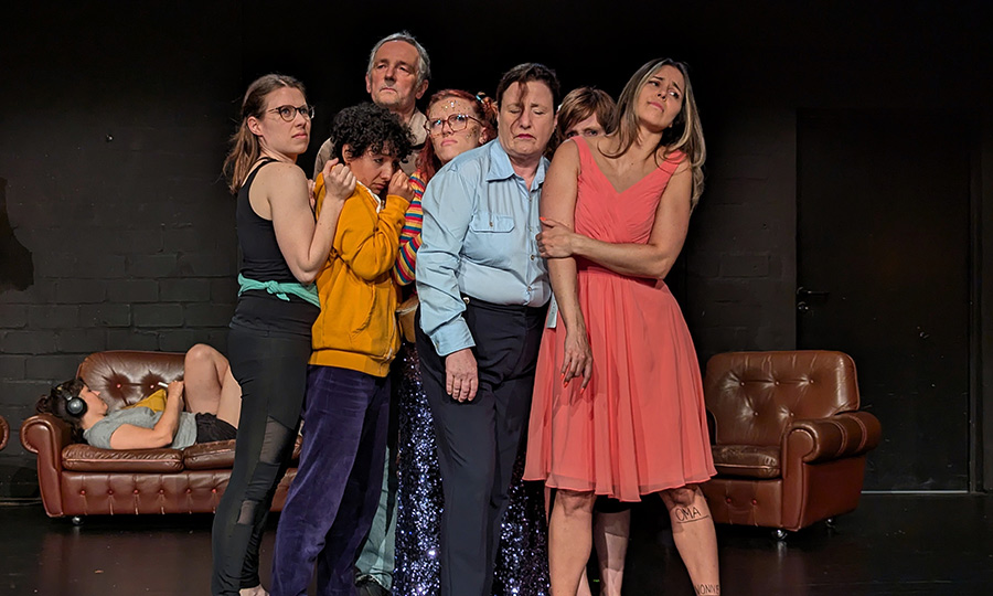 Eine Gruppe von Personen drängt sich eng aneinander, einige fühlen sich offensichtlich unwohl dabei