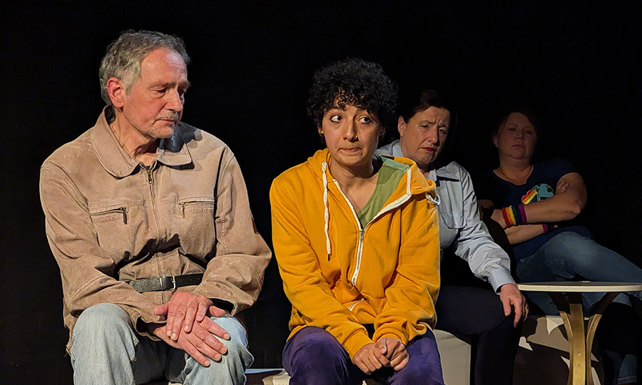 Ein Mann und eine Frau sitzen nebeneinander, beide wirken schüchtern.