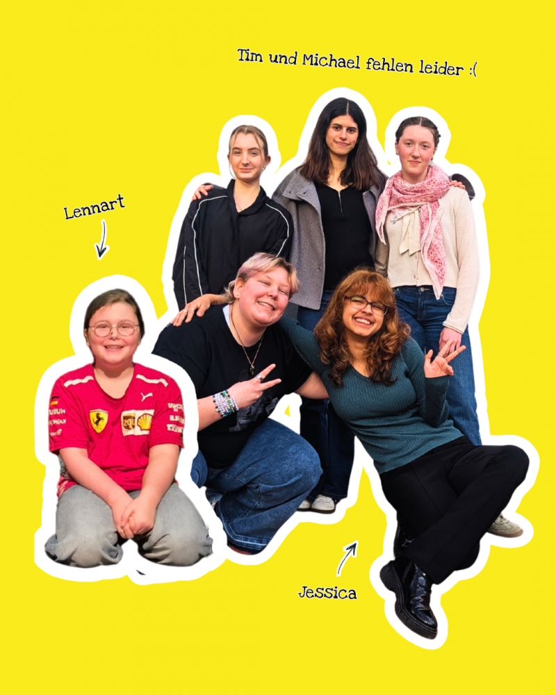 Sechs junge Menschen in einer Gruppe lächeln in die Kamera