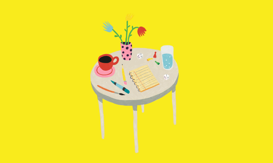 Illustration von einem Tisch mit einer Tasse, einem Glas Wasser, einem Blumenstrauß, Stiften, Würfel und Spielfiguren und einem Notizblock.