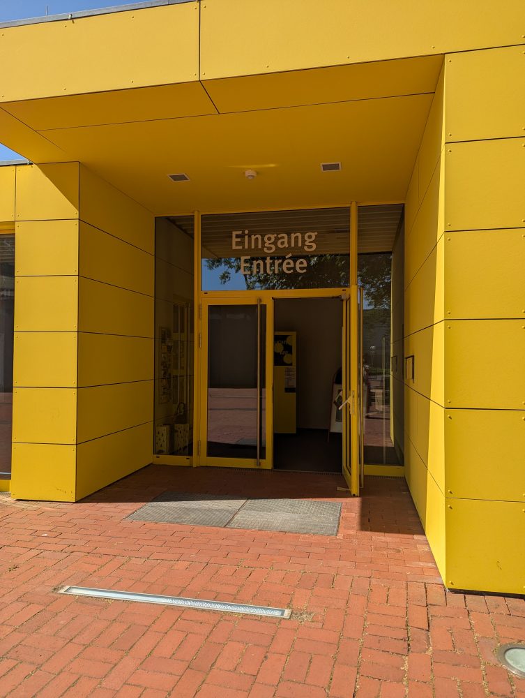 Der Eingang zum Gebäude des überzwerg – Theater am Kästnerplatz