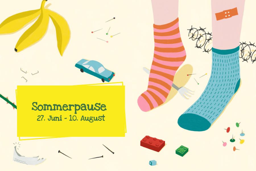 Illustration von einem Paar Füßen mit unterschiedlichen Socken. Die Füße stehen zwischen Spielzeugen und spitzen Gegenständen, die herumliegen. Auf der Illustration steht: Sommerpause 27. Juni - 10. August